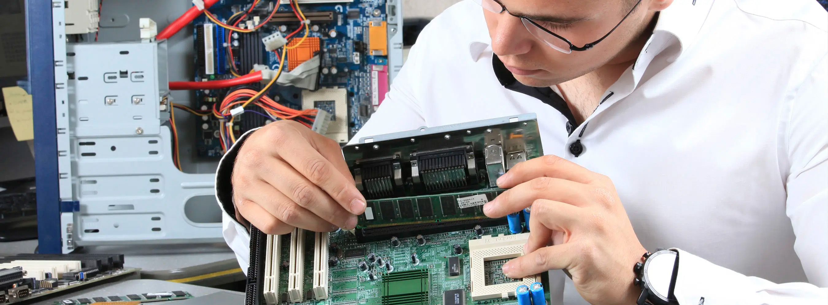 Técnico trabalhando em placa eletrônica com ferramentas de precisão