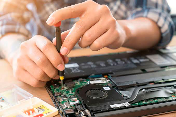 Técnico realizando diagnóstico e reparo em equipamento eletrônico